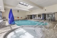 Best Western Plus InnTowner Madison - Kolam Renang