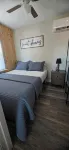 Newly Remodeled Linny's GOTL Cottages Charming 2-bdr bungalow walk to strip/park - 3-Sterne