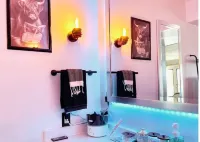 Villa Noir- 3 min from Mohegan Sun with fireplace, jacuzzi, sauna/pools, and spa Hotels in 