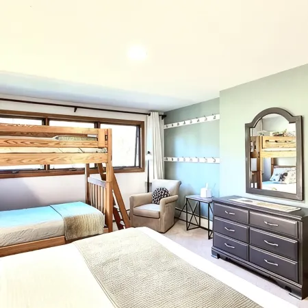 Spacious Townhome with breathtaking views of Mount Snow. 5 min Shuttle to ski