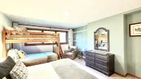 Spacious Townhome with breathtaking views of Mount Snow. 5 min Shuttle to ski