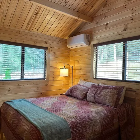 Cozy 1 bedroom cabin in charming Hiawassee with WiFi, AC & HeatAdults only.