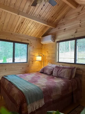 Cozy 1 bedroom cabin in charming Hiawassee with WiFi, AC & HeatAdults only.