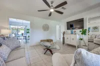 Blue Seahorse Beach cottage, Private backyard, free parking, steps from the sand