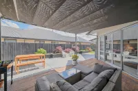 Modern Family Home with Outdoor Living in Wigram - ヴィラ