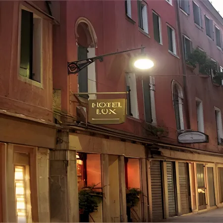 Hotel Lux Отели рядом с достопримечательностью «Остров Сакка-Сессола»