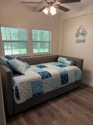 Cozy Nest 3-bedroom house in Coldspring with WiFi and AC - Wifi