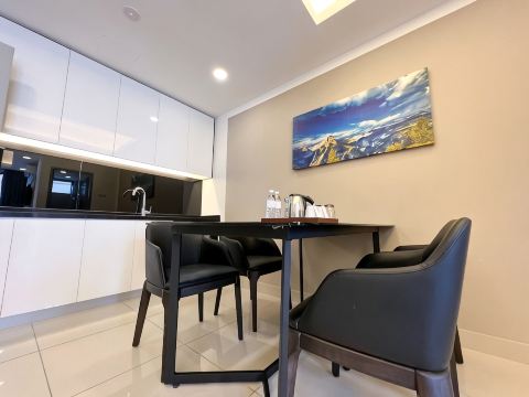 Standard Studio Suite, One Bedroom, Ensuite, Mountain View