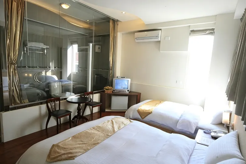 RI YUE HU PAN HOTEL
