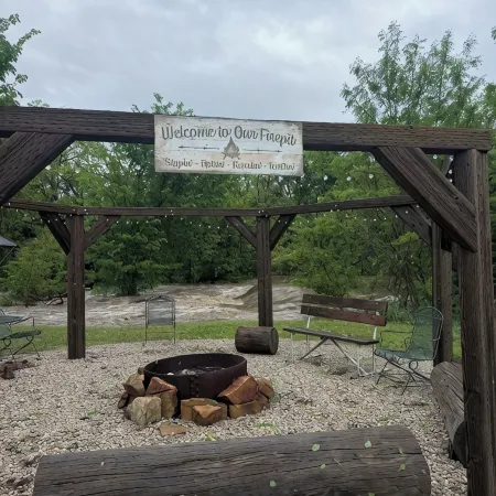 Sunflower Cabin - Peaceful Stay w/ Fire Pits & Kayaks