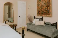 Farm stay with gorgeous view! Come stay at the Bird House on Nutbird Hill Farm. - Boutique