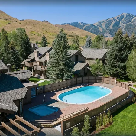 2br+loft Townhome @ base of Dollar Mtn. ski area; hot tub & pool