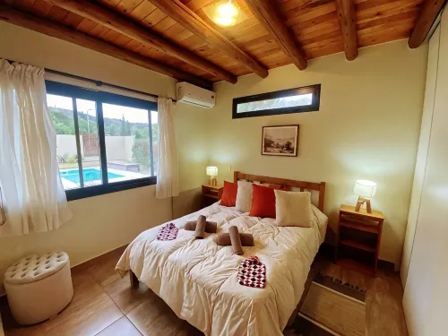 Cozy cabin in charming Las Compuertas, Mendoza, Argentina with Pool,AC,WiFi, - Homestays