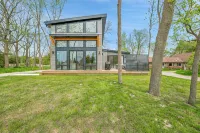 The Modern Glass Haus - Main St - DT Port Sanilac, walkable, hot tub open! - 4-Star