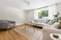 Luxury King Suite, 125-yr historic home, 2 blocks from Main St. Crib included