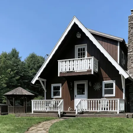 Private 5-Acre Farmhouse Retreat; Full Kitchen Fire Pit Office Pets OK BBQ WiFi