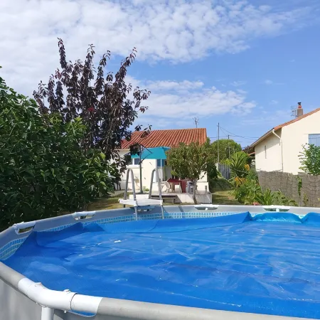 Cosy house close to beaches and shops. garden, above-ground pool, terrace