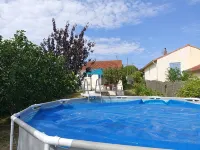 Cosy house close to beaches and shops. garden, above-ground pool, terrace