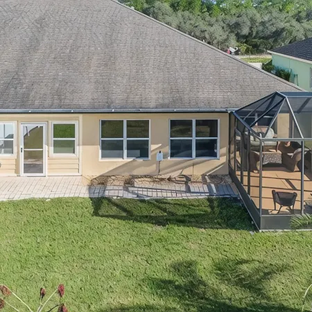Spacious 2-bedroom villa in Sebring, screened patio, grill, bonus room, sleeps