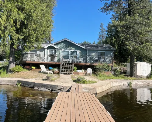 3-bedroom lakefront cabin with WiFi, AC and a private dock.  Bring the family! ポンダレイのホテル