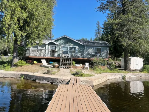 3-bedroom lakefront cabin with WiFi, AC and a private dock.  Bring the family! - 3 tähden