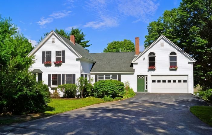 House in exceptional condition on Thomas Pond