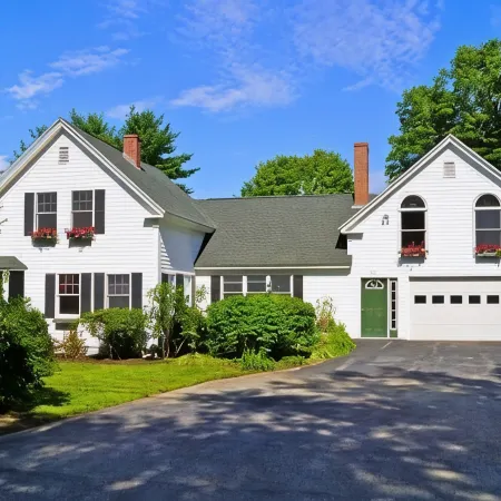 House in exceptional condition on Thomas Pond