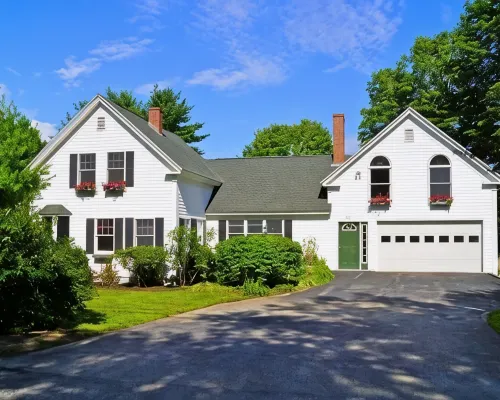 House in exceptional condition on Thomas Pond Hotels in Casco