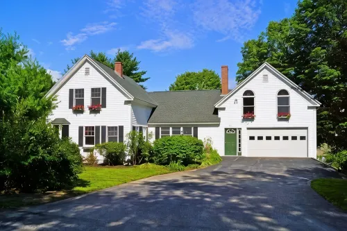 House in exceptional condition on Thomas Pond