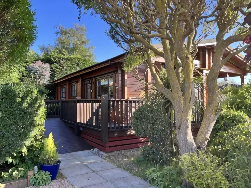 Willow Lodge, Holiday Log Cabin, Cedar Springs, Heacham. Close to the beach. - WiFi