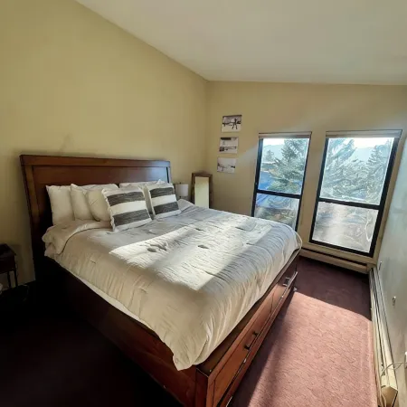 Comfortable Mountain Condo Close to Everything!