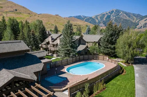 Sun Valley Amenities! Remodeled Ski in-Ski Out Condo with Pool and Hot Tub! - 4 ดาว