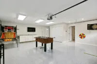 Recently Updated 3 Bedroom House, Fire Pit, Hot Tub, Game Room - Homestays