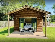 Buckstone Log Cabin with Private Grounds Nestled Into The Natural Woodland - Homestays