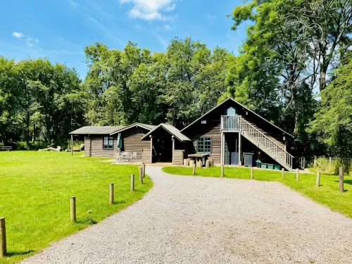 Buckstone Log Cabin with Private Grounds Nestled Into The Natural Woodland - Homestays