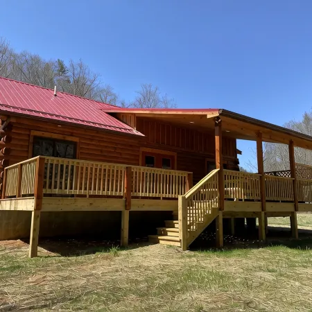 New 2/2 Log Cabin, Rushing Trout Stream, Hot Tub, Fireplace, 8 Acres, WiFi