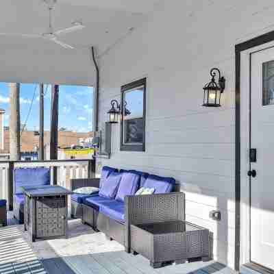 Beautiful house in Galveston with nearby attractions that's pet-friendly. Others