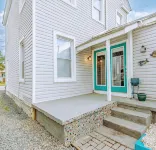 Victoria Home Beachfront 2 Bedroom 2 Bath 4 Bed  Close to Shop Toy for Kids