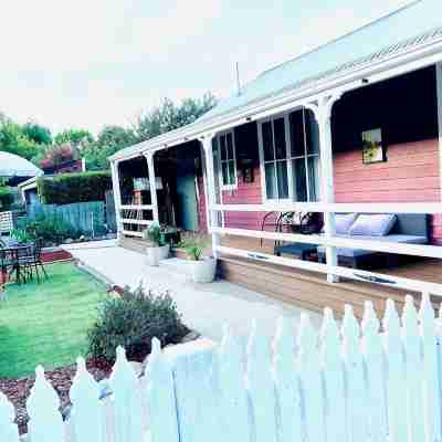 Our Beautiful Garden Cottage is a country style house Hotel Exterior