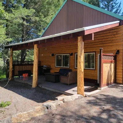 New to VRBO- Wooded cabin, close to Yellowstone with a hot tub - Feriehus