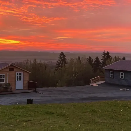 Beautiful Cabin Sleeps 4(up to 6) w/direct access to snowmobile and ATV trails!