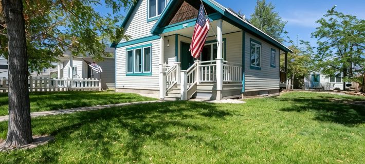 Steps from Downtown Cody - Spacious home that sleeps 10! Hotels in Cody