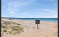 Sea Dunes Luxury Apartment - 10 steps to the beach - Parkplatz