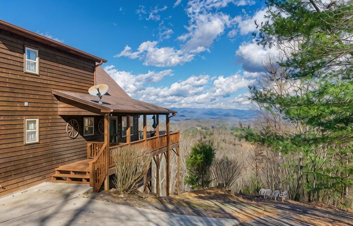 Private Mountain Cabin Retreat 1.5 acres, Amazing Views, Hot Tub, STARLINK Wifi