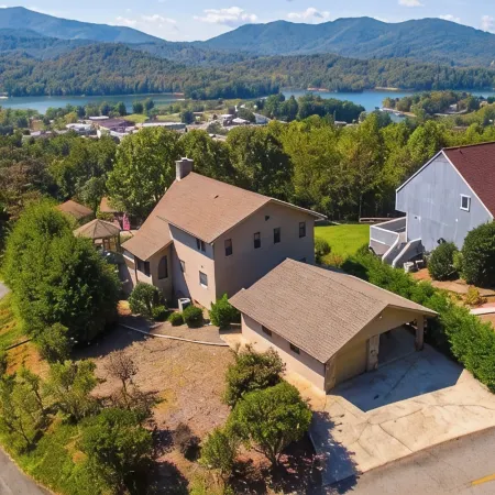 Luxury Mountaintop Views with Hot Tub - 1 min to town