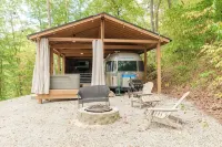 Airstream Glamper in Hocking Hills, Hot Tub, 1 Mile to Old Man's Cave! - homestay