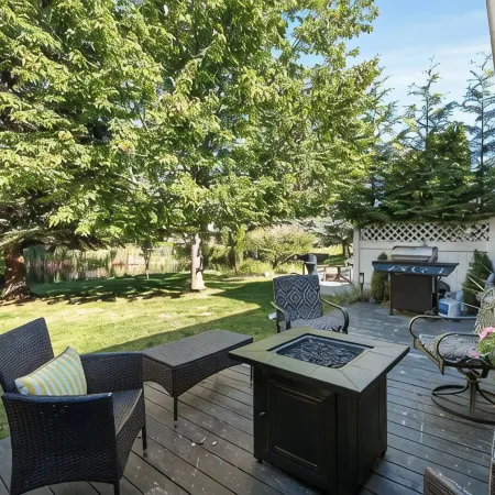 Townhouse in Private Lakeside Community