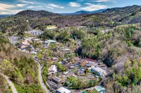 Couples Cabin - Private Hot Tub - 1 Mile to Parkway - Chalets