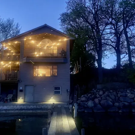 Lake Condo- Right on the Water with a Dock! Bring a boat or rent a boat! Отели в г. Клир Лейк