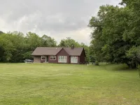 Spacious 5 Bedroom, 3.5 Bathroom Lakeview home with a large yard awaits! - 홈스테이